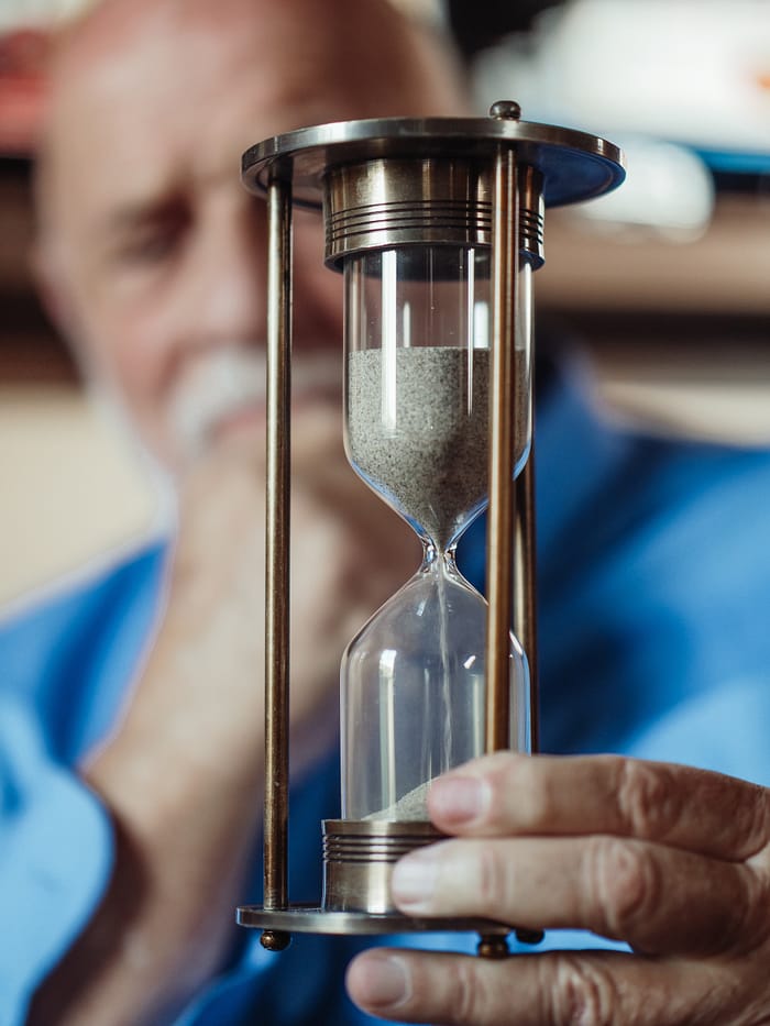 Pensionist mit Sanduhr